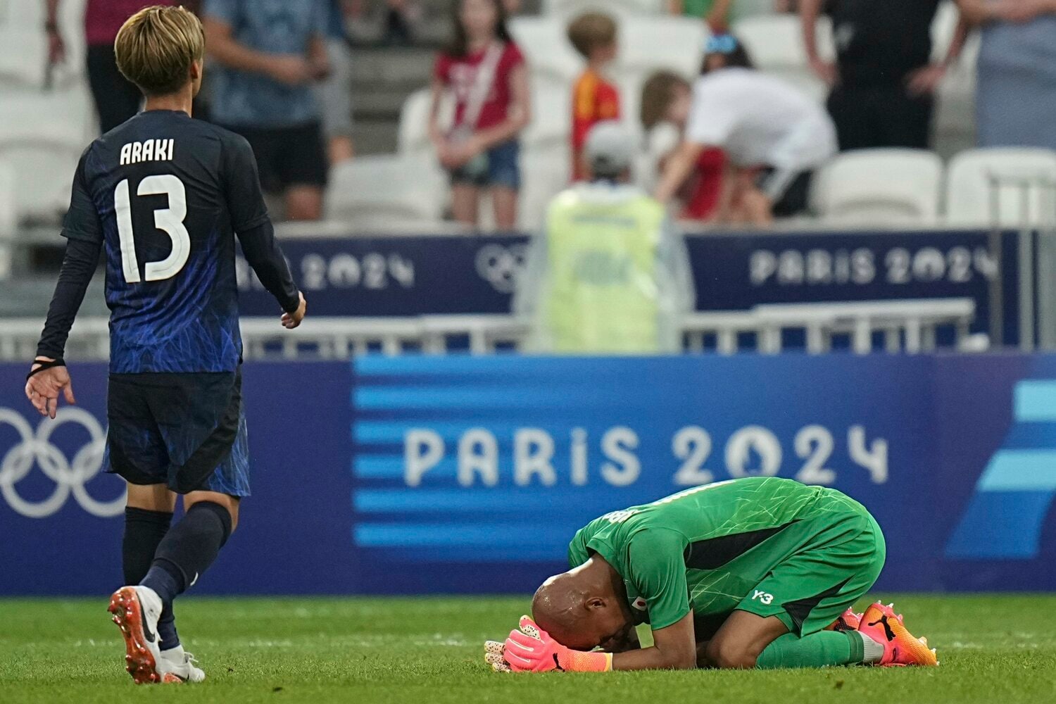 スペインに敗北した直後。落ち込む小久保のもとへ一番に歩み寄る荒木　©AFLO