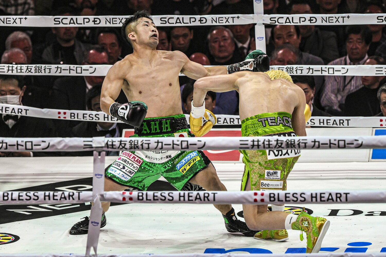 初回、那須川天心の左オーバーハンドがヒットした瞬間　©Takuya Sugiyama