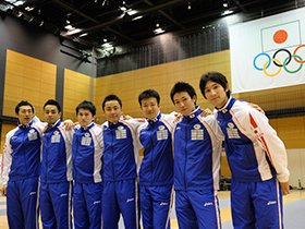 五輪代表の「4枠」を争った、(写真左から)市川、藤野、千田、太田、福田、淡路、三宅。5月25日、日本フェンシング協会は千田、太田、淡路、三宅の4人をロンドン五輪代表に選出した。