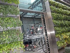 グリーンウォールが目に優しい丸の内の駐輪場。これなら風景の中に雑然とした自転車の駐輪風景が見えることも無い