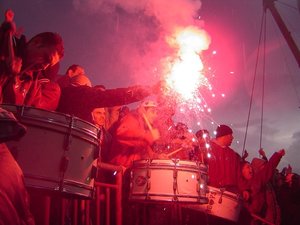 潜入写真！無法ウルトラスの実態。スタジアム内を包む炎に発煙筒……。