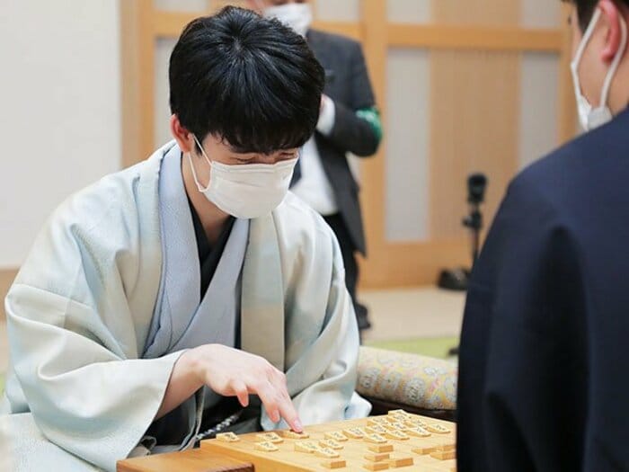藤井聡太20歳は「簡単に勝っているようだけど、本当は普通じゃない」高見泰地29歳も脱帽の“勝ち筋と人間性”「普段は自然体で…」<Number Web> photograph by JIJI PRESS