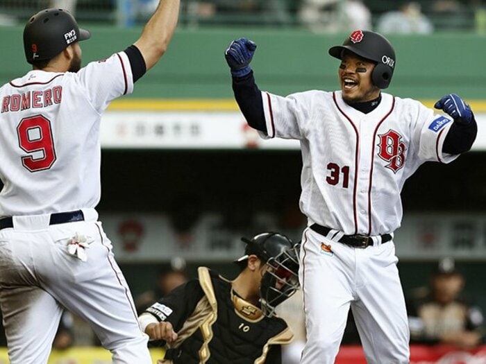 松坂大輔を小学校からずっと追う男。小谷野栄一「1年でも長く対決を」＜Number Web＞ photograph by Kyodo News