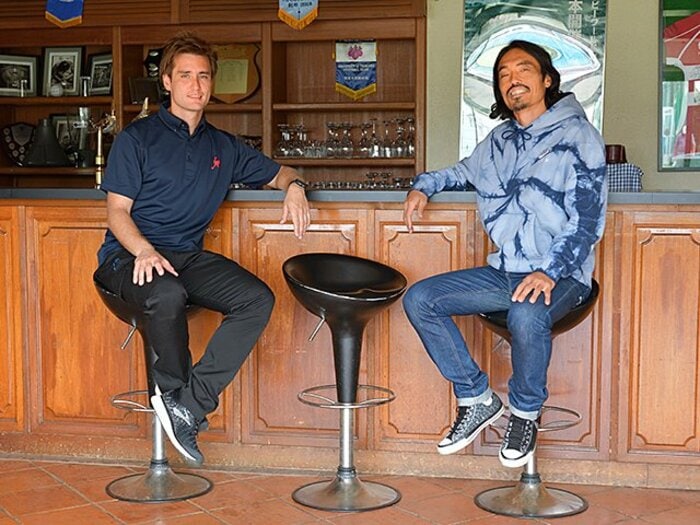 Jリーグ最年少34歳で就任した監督は、なぜJ最年長41歳デビューの男を“スカウト”したのか？＜Number Web＞ photograph by Hideki Sugiyama