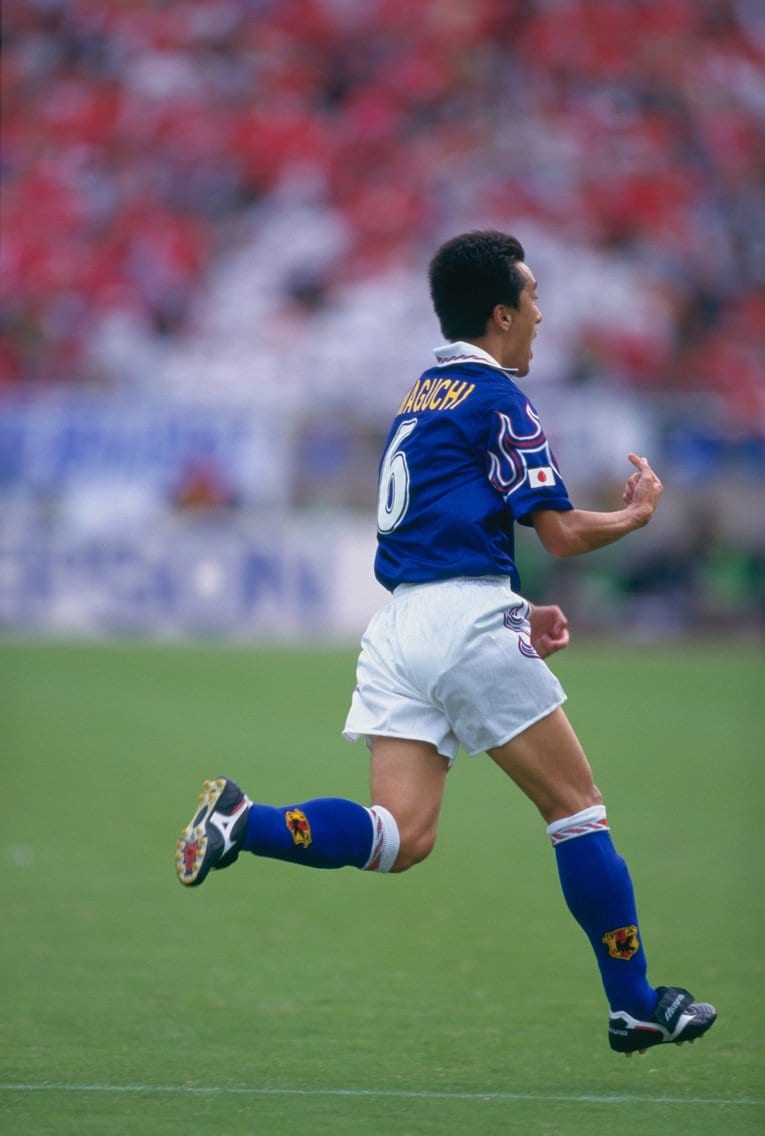 山口素弘の芸術的なループシュートの裏には、守備に徹する本田の存在があった　©︎Kazuaki Nishiyama