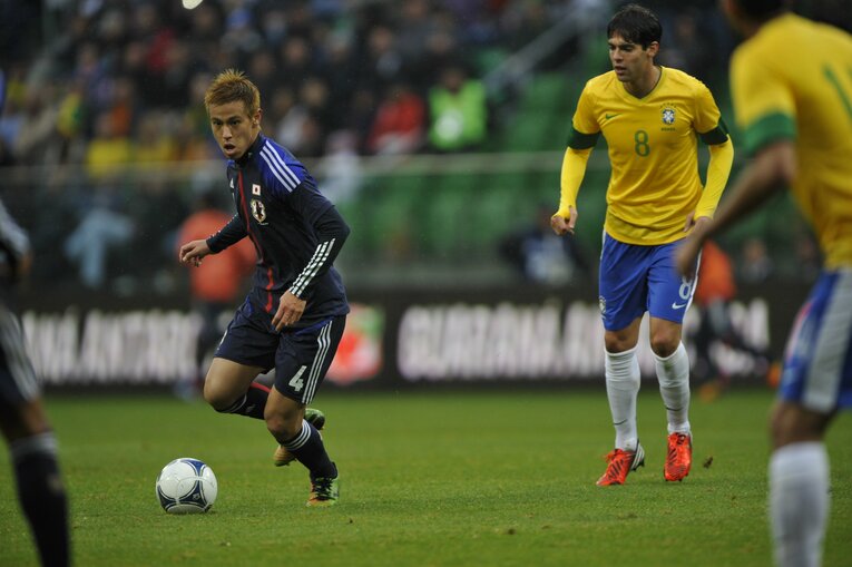 カカー（8番）、ネイマールなど豪華メンバーを擁するブラジルと2012年10月の欧州遠征で対戦。0-4の完敗を喫した　©︎Takuya Sugiyama