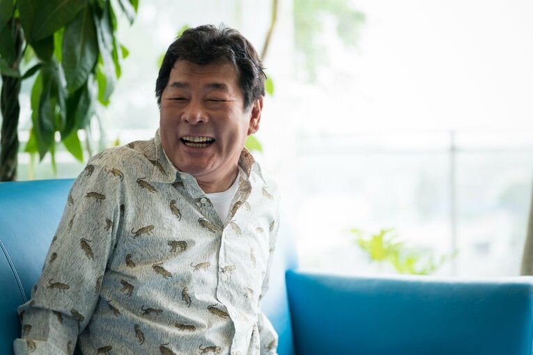 にっこりと微笑む赤井英和　©Shiro Miyake