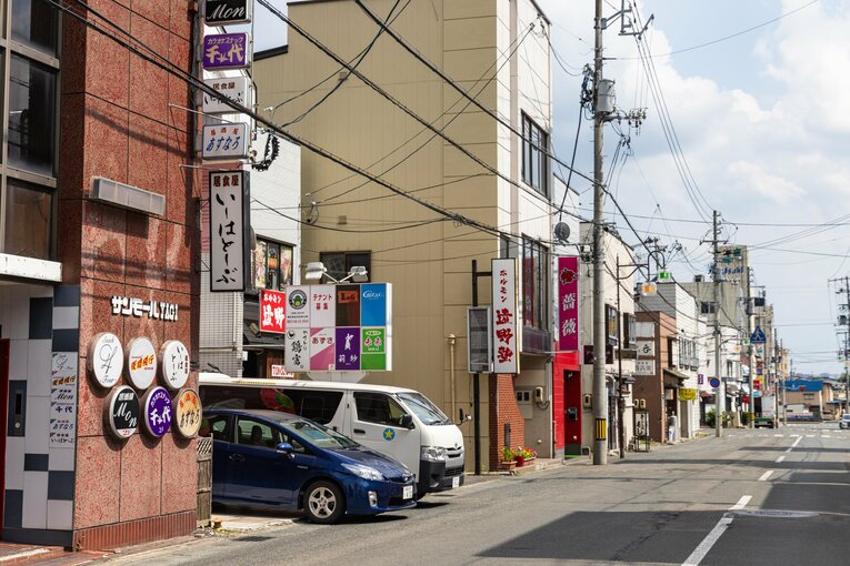 少し歩くと飲食店が軒を並べるエリアがあった