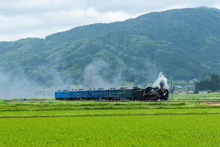こちらはJR釜石線を走る「SL銀河」