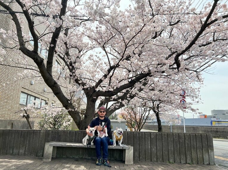 現在は保護犬活動に力を入れているつの丸氏。3匹の愛犬と　©本人提供