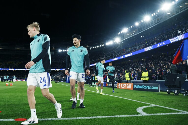 工事中ではあるが、初めてのカンプ·ノウでの試合に臨む鈴木　©Daisuke Nakashima