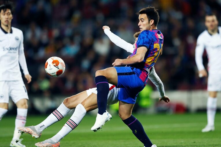 「初めて日本人がバルサのカンプノウで勝利」歴史的瞬間を撮った… 鎌田大地のアシストと献身に感動した理由〈長谷部誠も出場〉(7)