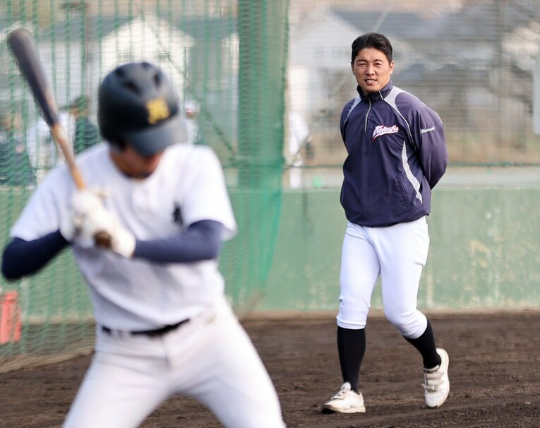 甲子園初出場で強豪・近江を破って初勝利を掴んだ熊本国府の山田監督。生徒と間違えられるほど童顔の31歳だ ©JIJI PRESS