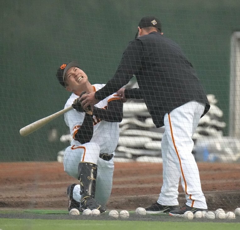 2024年2月、宮崎キャンプで。阿部監督に腰を落とした体制を維持されて苦悶の表情を浮かべる泉口友汰　©Sankei Shimbun