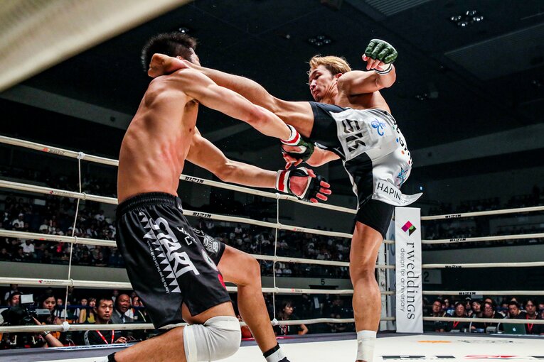 1ラウンド中盤、日沖のタックルに合わせて左ハイキック一閃　©RIZIN FF Susumu Nagao