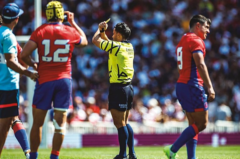 レフリーがイエローカード提示後、両手をクロスするとバンカーシステムによる審議が始まる ／ photograph by Kiichi Matsumoto