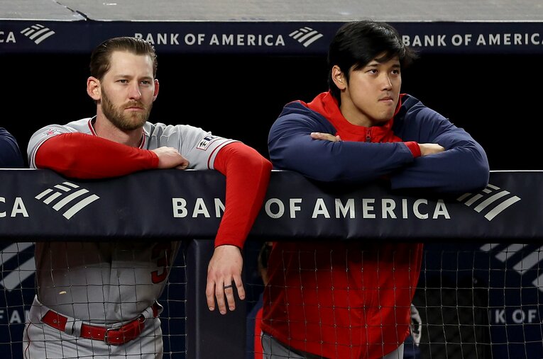 ベンチで戦況を見つめるテイラー・ウォードと大谷翔平　©Getty Images