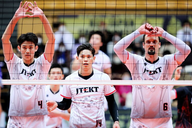 （左から）ジェイテクトSTINGS福山汰一、西田有志、フェリペ・フォンテレス（2020年12月）　©Naoki Nishimura/AFLO SPORT