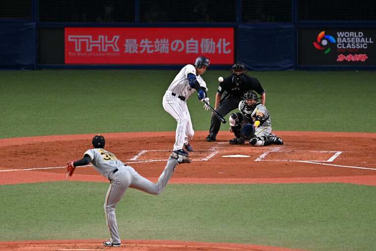 大谷の「片ひざ片手弾」（全8枚中の1枚目。クリックすると各角度からご覧になれます）©Kenta Harada/Getty Images