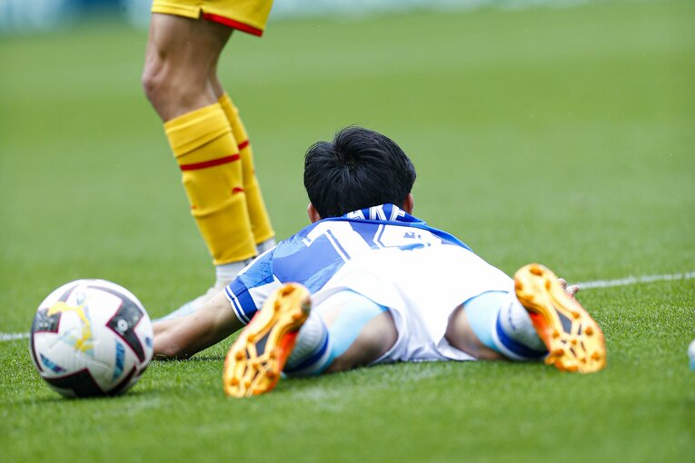 久保建英PK獲得＋シルバに絶妙アシストもドローに落胆　だが翌朝「クボ表紙の新聞」を持った地元のおじさんが…カメラマンは見た(9)