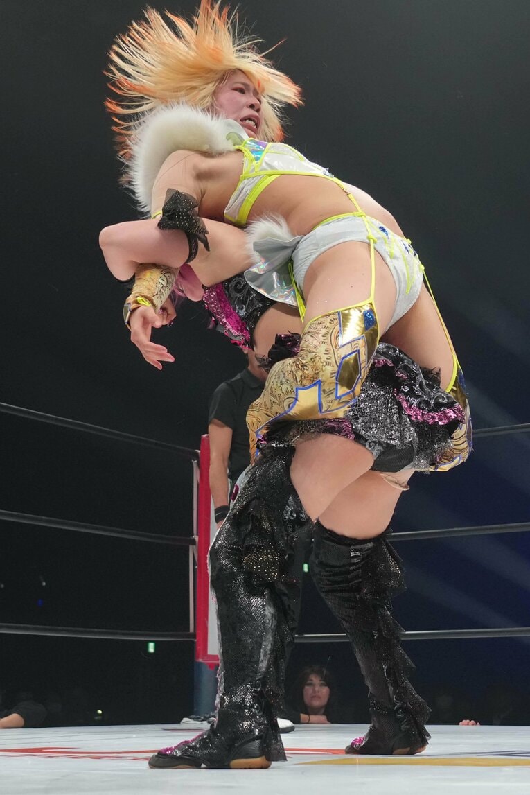 ゴーリーで羽南を担ぐ吏南　©Essei Hara