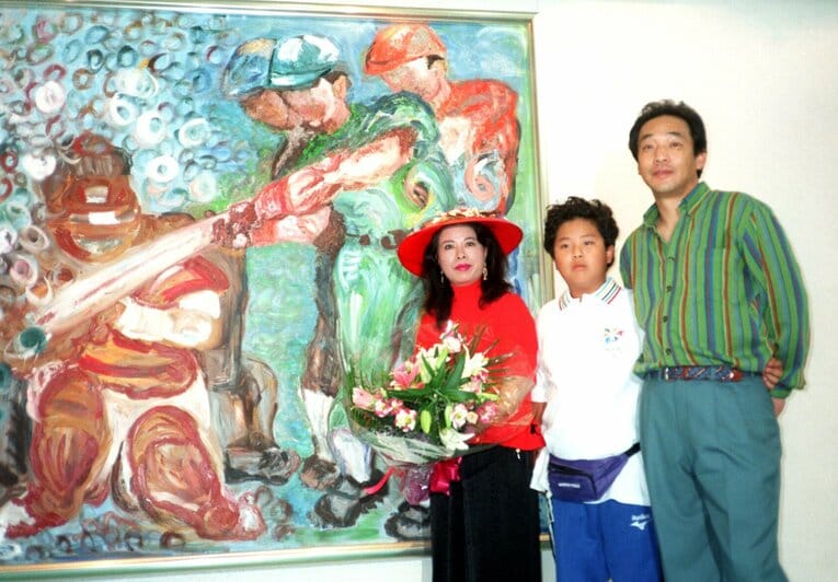 1997年8月、信子夫人の画展が開かれた。除幕式に一家で出席　©Sankei Shimbun