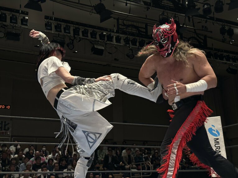 スワイプすると「エル・デスペラードvs葛西純」など激闘写真をご覧になれます　©Norihiro Hashimoto