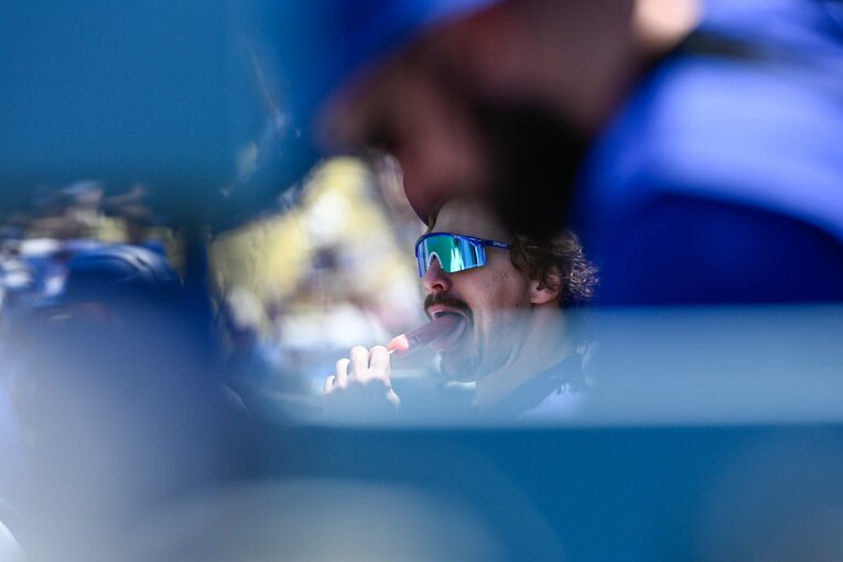 【常勝ドジャースと大谷らの”ステキな日常”／全100枚超】キケ、ベンチでアイス食べてる…それも2本も…（全3枚の2枚目。写真はまだまだ続きます）　©Nanae Suzuki