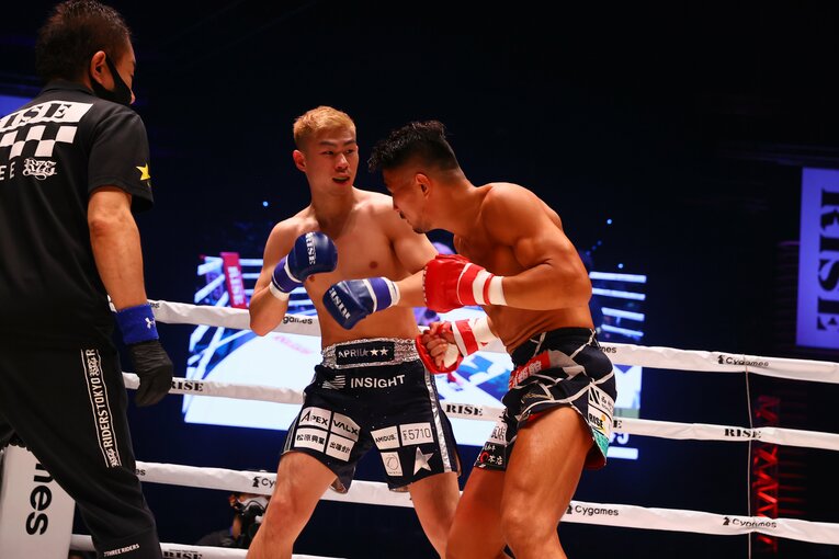 試合開始直後から危険な距離で打ち合う両者　©RISE