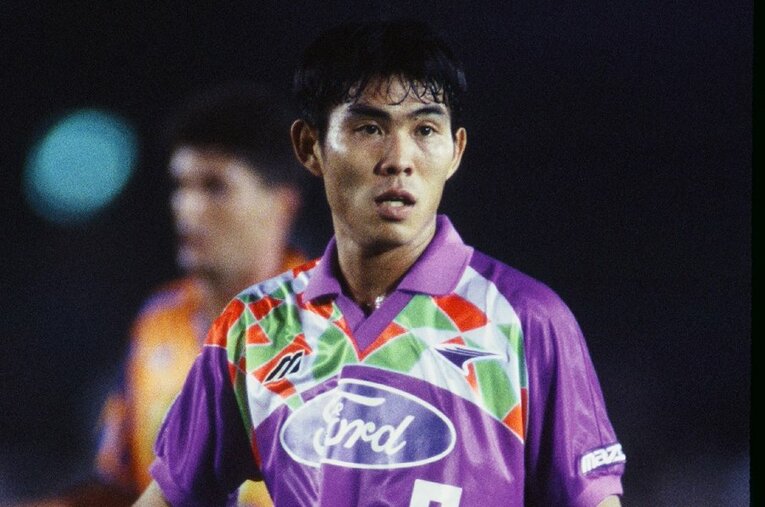 1993年、Jリーグ開幕時の森保一（当時24歳）。高卒でマツダに入団した森保、18歳の新人時代はパンチパーマだったという ／ photograph by J.LEAGUE