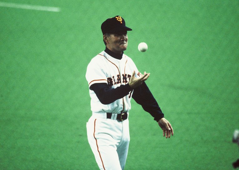 1992年10月に巨人監督に電撃復帰した長嶋。写真は翌93年の開幕戦（対ヤクルト）勝利の直後。ウィニングボールをスタンドへ　©BUNGEISHUNJU