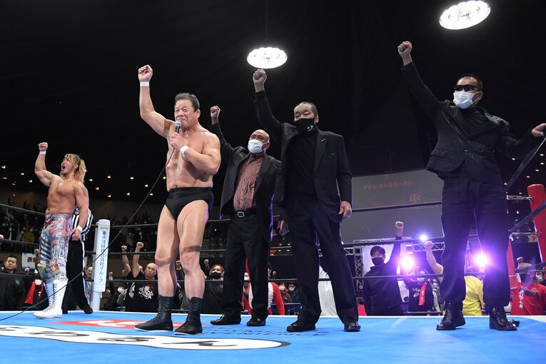 武藤敬司、藤原喜明、蝶野正洋もリングイン。締めはアントニオ猪木の「ダーッ！」だった