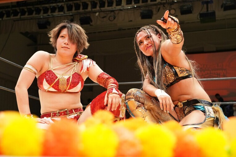 旗揚げのメインでタッグを組んだ林下詩美とジュリア　©Essei Hara