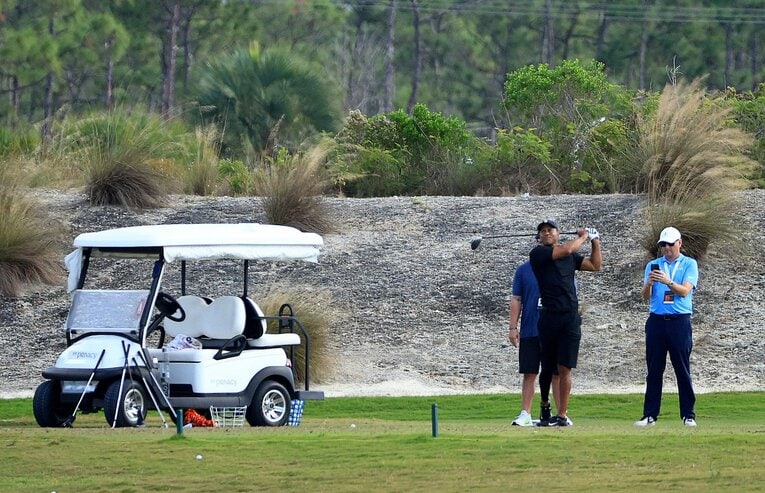 練習場でドライバーショットを披露したタイガー・ウッズ　©Getty Images