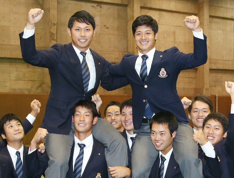 明治大の同期で2015年のドラフトで阪神から1位指名された高山（左）と2位指名だった坂本（右）。昨季は明暗分かれる結果となった　©KYODO