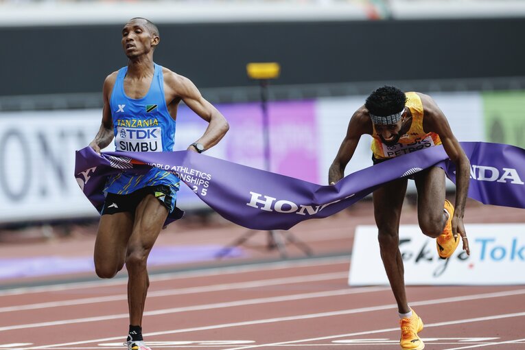 【7枚目／11枚】衝撃のマラソン「写真判定」シンブとペトロスのデッドヒートを連続写真で！　©Kiichi Matsumoto