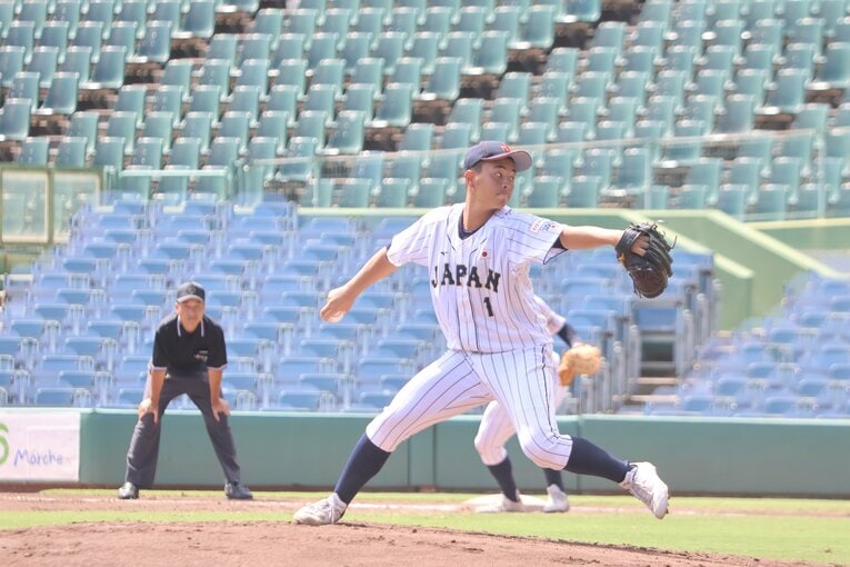 U18日本代表で力投する間木　©Fumi Sawai