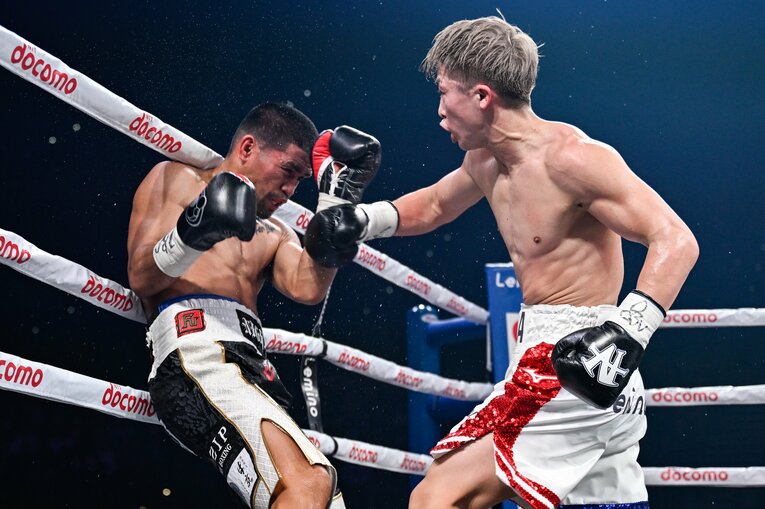 4回、タパレスからダウンを奪った井上尚弥　©︎Hiroaki Yamaguchi