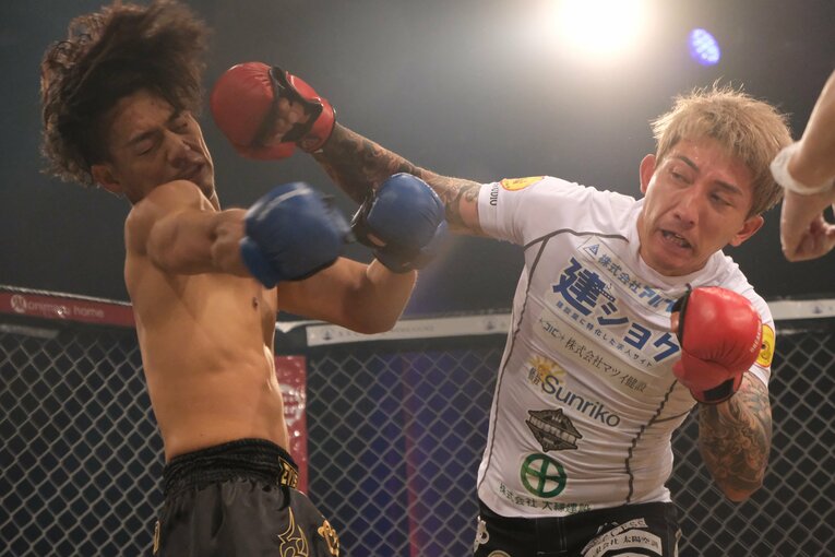 後藤祐樹（右）はフラフラになりながら判定勝利を収めた　©Norihiro Hashimoto