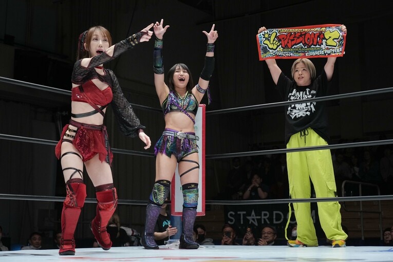 朱里と鹿島沙希のセコンドに現れた高橋奈七永。4月8日、後楽園ホール　©Essei Hara