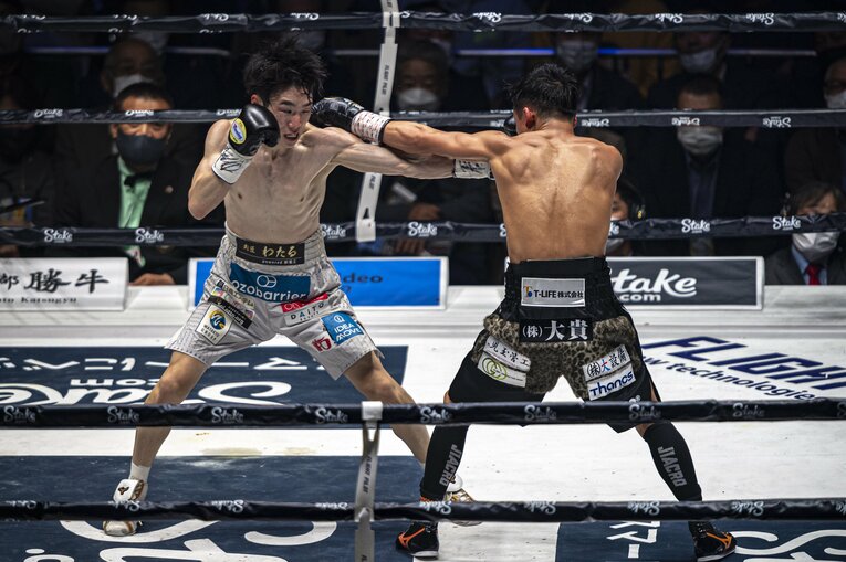 見どころのひとつになったジャブの差し合い　©Takuya Sugiyama