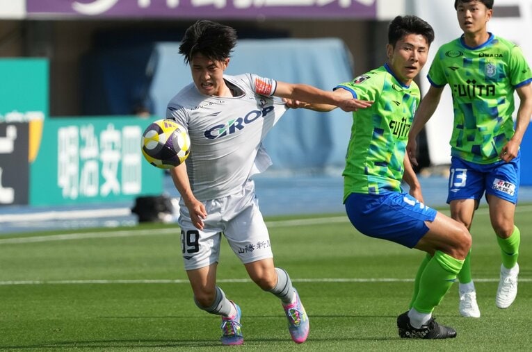 2025年6月、当時湘南の鈴木淳之介とマッチアップ　©Masashi Hara/Getty Images