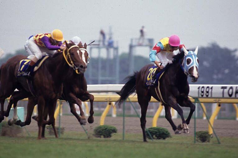 1番人気の桜花賞を逃げて5着に敗れ、続くオークスを4番人気で勝った女傑・イソノルーブル ／ photograph by フォトチェスナット