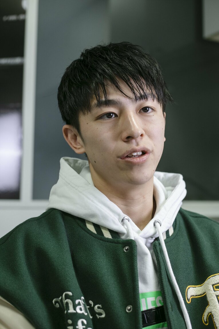 インタビューに応じる吉成名高　©Hiharu Takagi