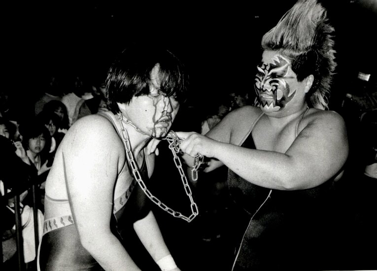 ダンプ松本との敗者髪切りデスマッチ　©東京スポーツ新聞社