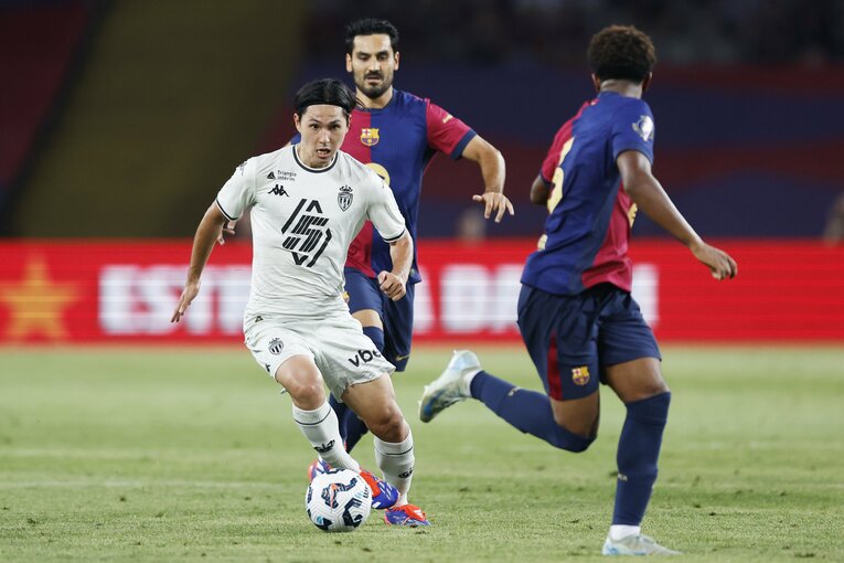 「トップ下でなく右サイドで！」南野拓実開幕戦ゴールの伏線…バルサを翻弄アシスト「特筆すべき運動量」カメラマンが生で見た29歳の新境地(8)