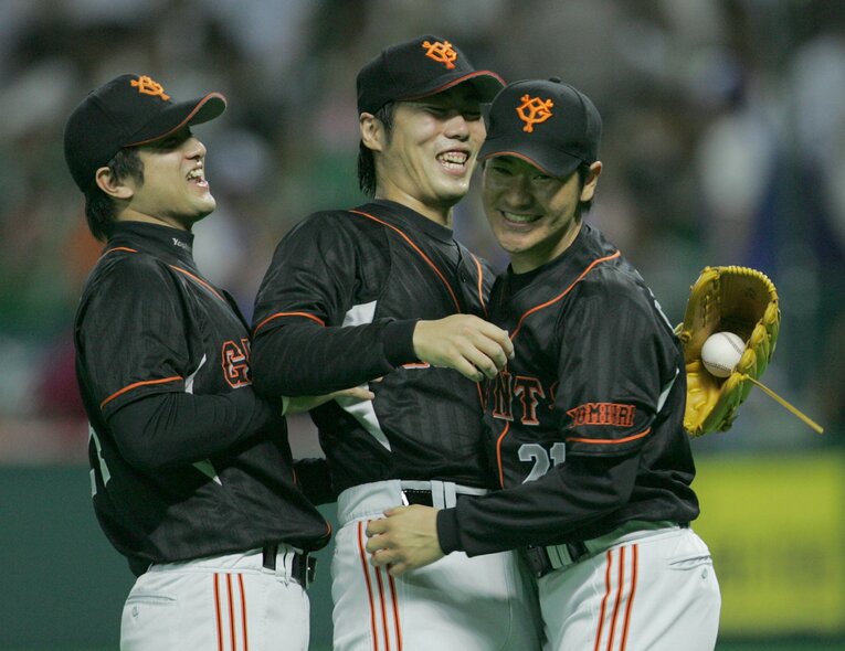 2007年シーズン、抑えに転向した上原浩治と高橋由伸、高橋尚成。前年勝率5割を切った巨人はこの年セ・リーグ優勝　©Sankei Shimbun