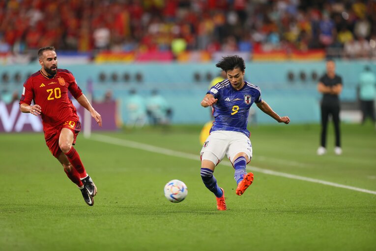 ダニ・カルバハルを置き去りにした三笘薫のドリブル　©Kaoru Watanabe/JMPA