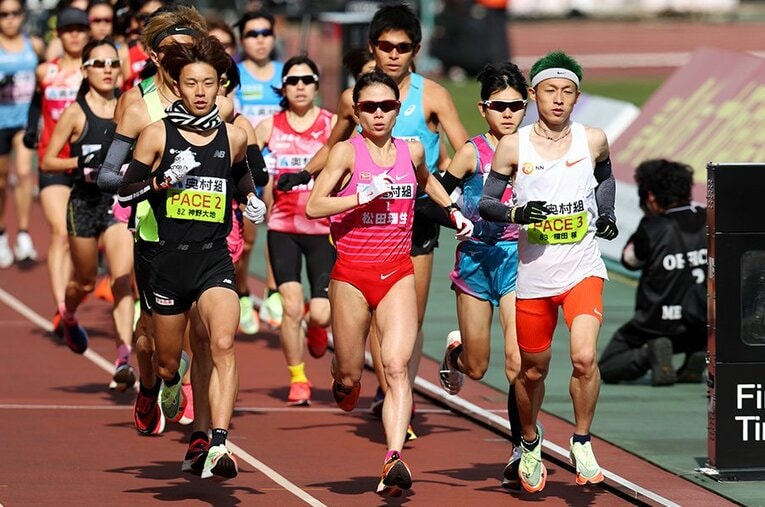 大阪国際女子マラソン。残り1kmの30km付近まで男子ペースメーカーが先導したことが話題となった ／ photograph by AFLO