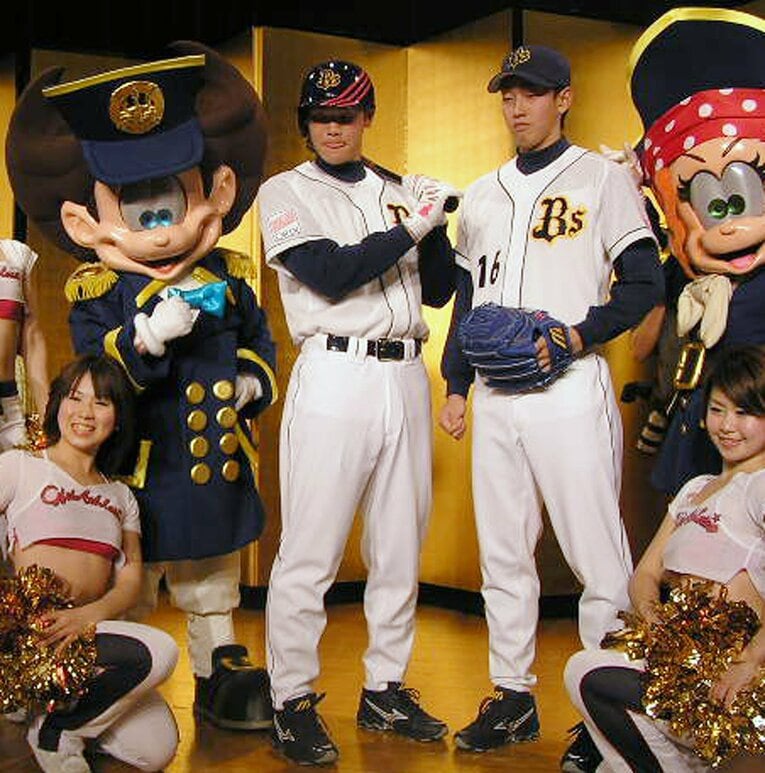 2006年1月、入団したばかりの岡田貴弘（左）と平野佳寿が神戸用の新ユニフォームを着て会見。懐かしい「ネッピー」の姿も　©︎JIJI PRESS